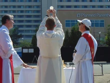 A Mass is said outside the Planned Parenthood clinic in Denver, Colo., Aug. 14, 2021 Credit: Tom Uebbing/CNA.
